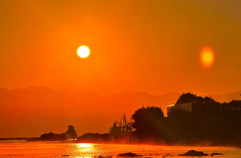 燃えるような朝焼け、幻想的な海辺の風景