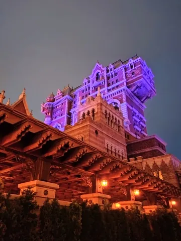 夜景に浮かぶ異世界ホテル