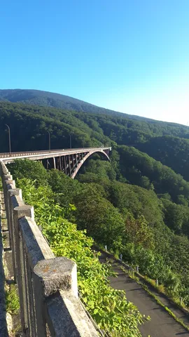 青空と鉄橋の影が伸びる