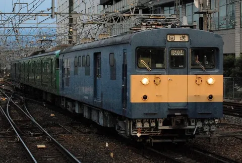 夜の貨物列車の風景