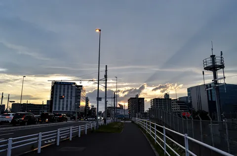 街を包む夕焼けの光