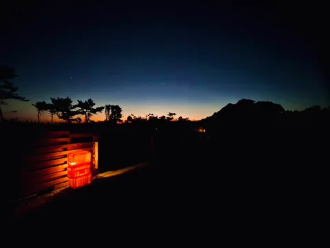 静寂の夜に灯るオレンジ
