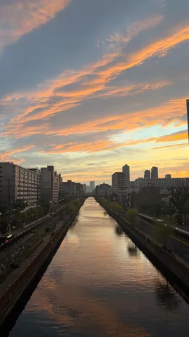 茜空と水面に映る街の彩り