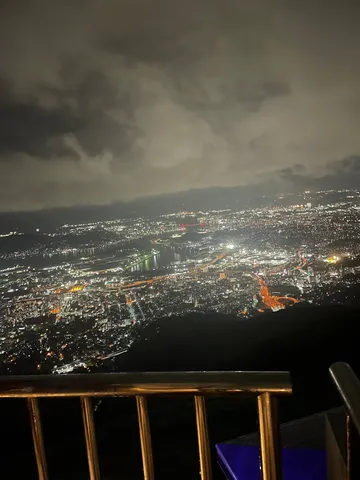 夜景と雲の間の街灯