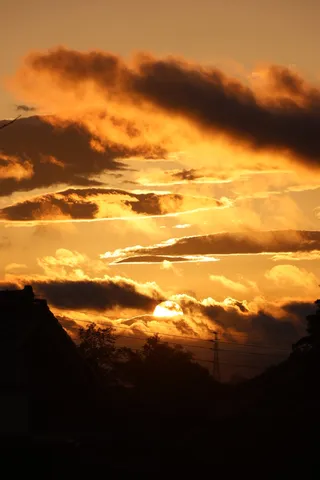 黄金の雲間から覗く太陽