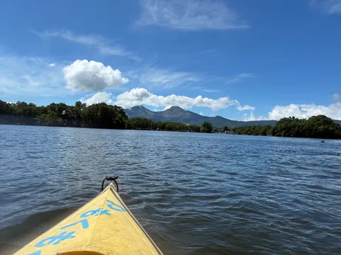 湖上に広がる青の風景