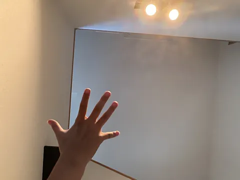 手招きする光、鏡の向こう