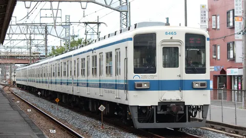 都会を走る青いラインの列車