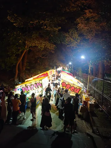 夏の夜の賑わい屋台街
