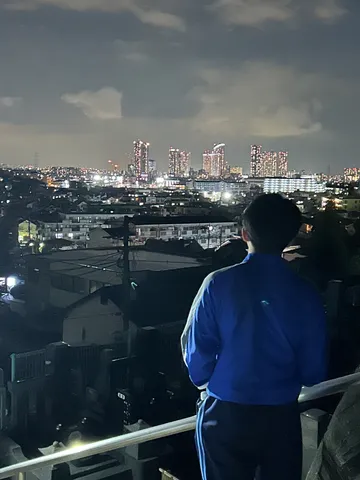 夜景を背に、静かなる想い