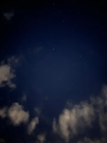 星屑と月明かりの夜空