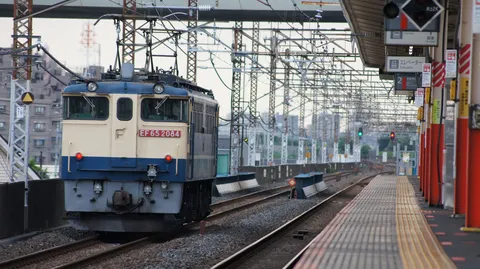 駅に佇む、懐かしい風情の電車