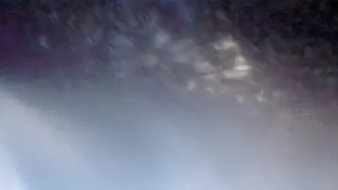 水面の揺らぎ、光の囁き
