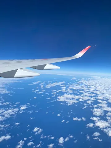 雲海を纏う飛行機