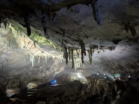 洞窟に広がる神秘的な空間