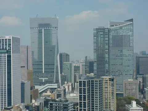 都市のガラスに映る光景