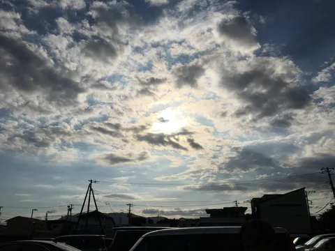 雲間から差し込む光のドラマ