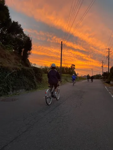 茜空へ向かう自転車の列