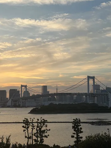 茜色の空と都会のシルエット