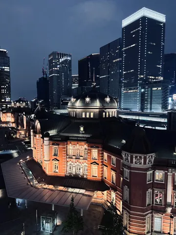 青い夜の赤レンガ