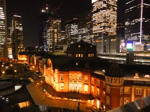 夜の煉瓦と高楼の間で