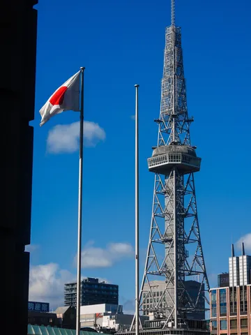 未来へ伸びるタワーと日章旗