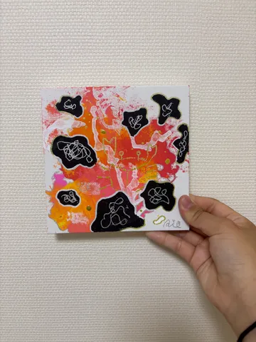 アートな世界観、黒い模様と鮮やかな色彩