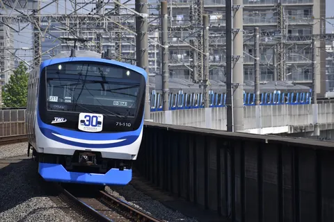 高架線をゆく、青と白の列車