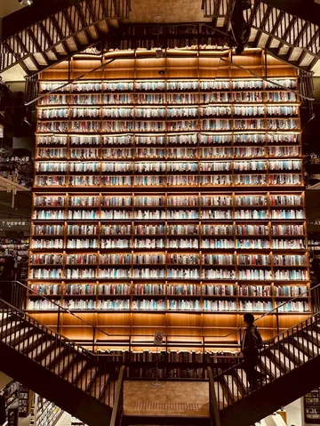 圧倒的な書架の構図