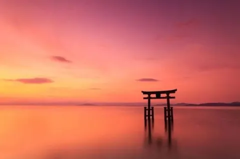 夕焼け映える水上鳥居