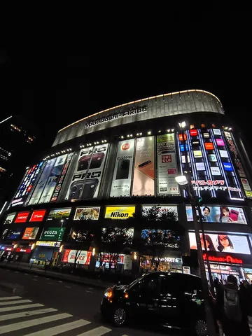 夜を照らす看板群