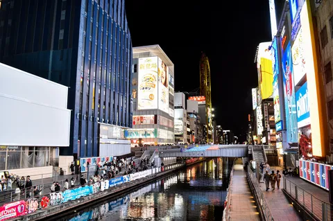夜の水路とネオンの街