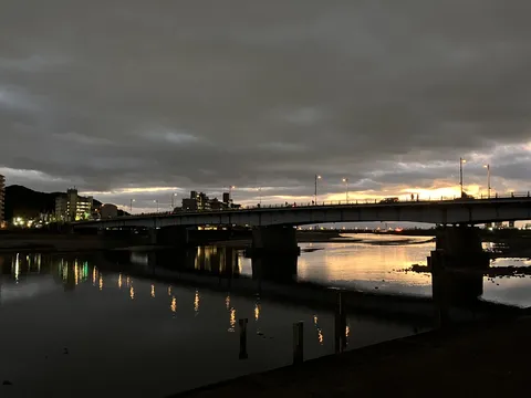 薄明かりの橋上風景