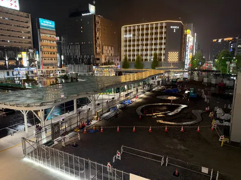 夜の工事現場、未来的空間