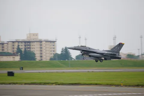 離陸する戦闘機、青空への誓い