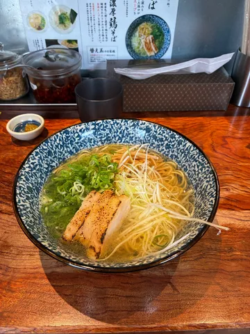 透き通るスープと琥珀色の麺