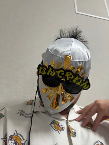 光る仮面と太陽のオーラ