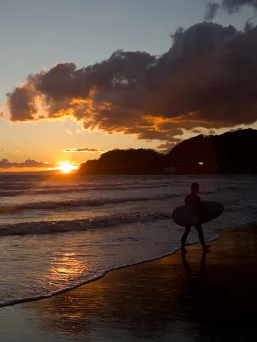 茜色の海に映えるシルエット