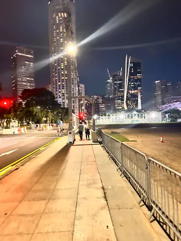 夜景と水辺の境界に光の帯