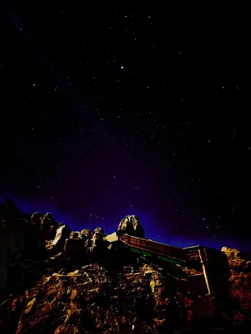 星降る夜、岩場の秘密基地