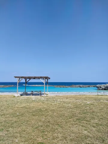 青い海と空、休息のベンチ