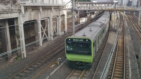 都会の静寂、緑の電車