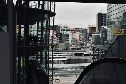 窓越しの都市賑わい