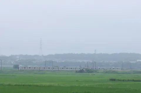 霧の中に走る、静かな列車