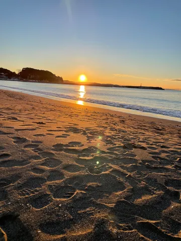 黄金に輝く朝焼けの海岸