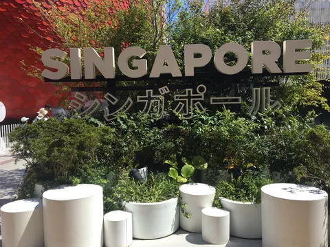 緑に囲まれたシンガポールサイン
