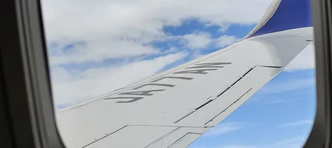 翼の向こうの青い風景