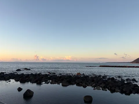 静寂の海辺、淡い光のグラデーション