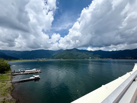 山と湖、雲のコントラスト