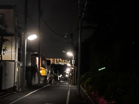 夜を紡ぐ街の灯
